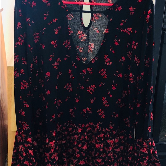 MOSSIMO - SZ L BLACK/RED TOP W/ BELL SLEEVES - Picture 6 of 6